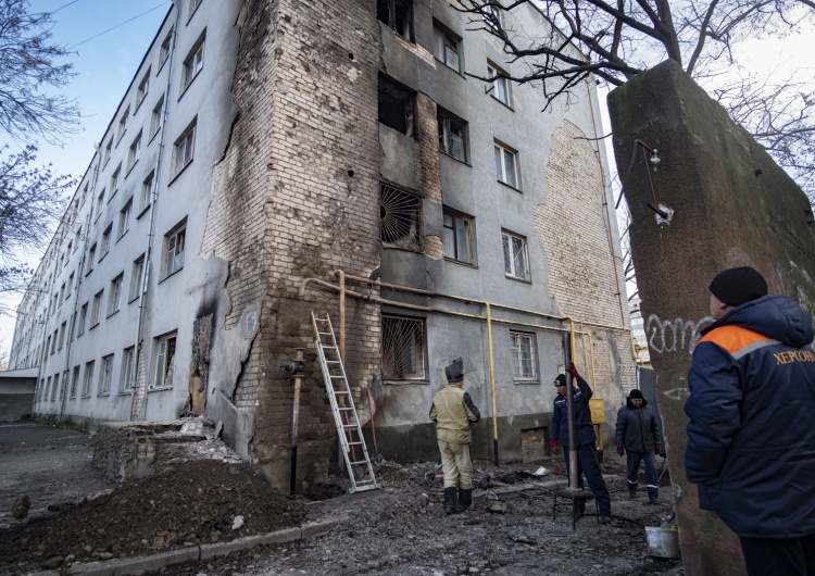 Ostrzelane budynki w Chersoniu Ukraina: Krwawy ostrzał centrum Chersonia. Osiem osób nie żyje, 58 odniosło rany