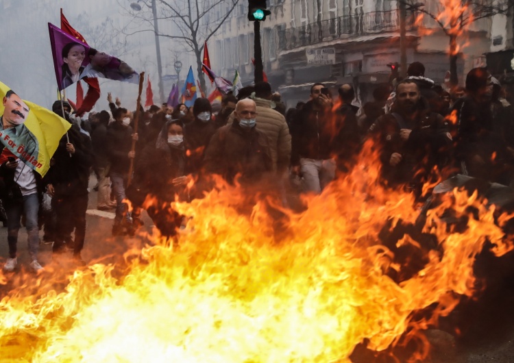 zamieszki ws Paryżu  Zamieszki w centrum Paryża. Funkcjonariusze odpowiedzieli gazem