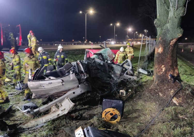 Wypadek w pow. wyszkowskim (Mazowieckie) Mazowieckie: Dramatyczny wypadek. Auto rozbiło się na drzewie