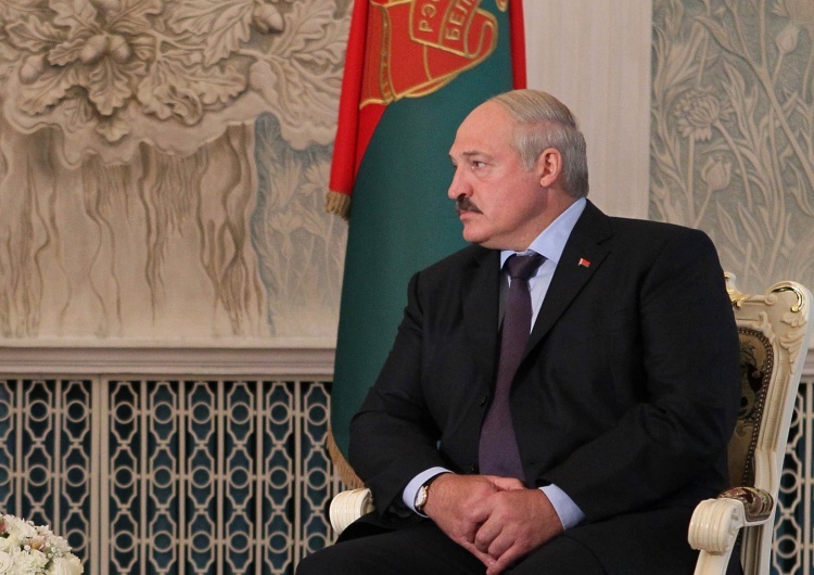 Aleksandr Łukaszenka  Kłopoty ze zdrowiem Łukaszenki. Białoruski przywódca miał problem, by wejść po schodach [WIDEO]