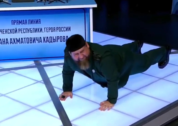 Ramzan Kadyrow robi pompki Ramzan Kadyrow zrobił 35 pompek w programie na żywo. Internauci w śmiech [WIDEO]
