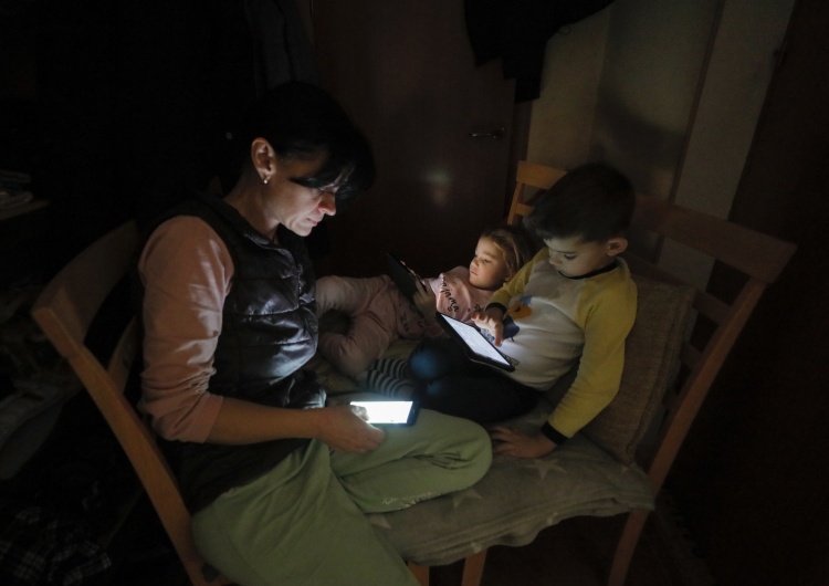 Kijów, matka z dziećmi podczas alarmu przeciwlotniczego Ukraina: Rosjanie nocą zaatakowali dronami Kijów