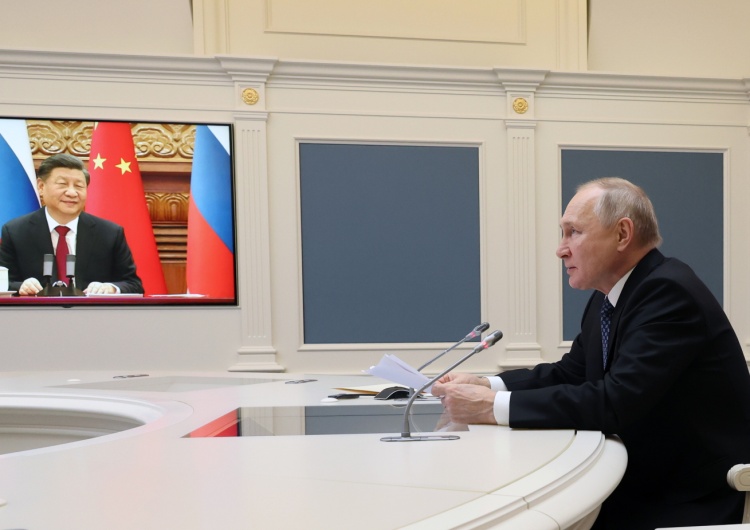 Spotkanie online Władimira Putina z Xi Jinpingiem Spotkanie na szczycie Rosja–Chiny. Putin mówił przez 8 minut; krótka odpowiedź Jinpinga