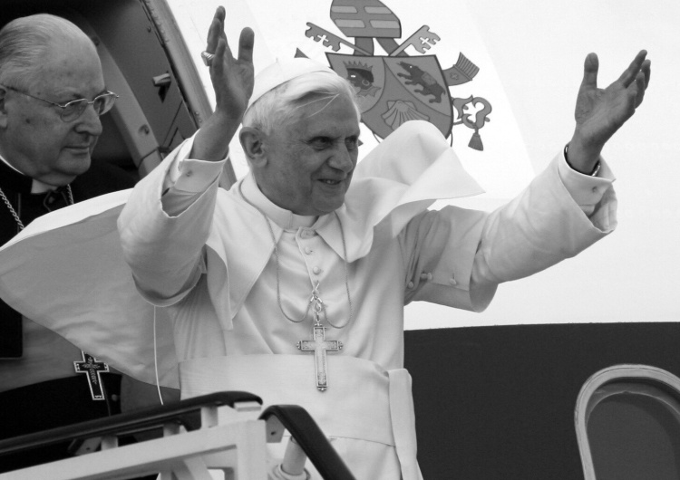 BENEDYKT XVI Papież Franciszek: Czujemy wdzięczność wobec Boga, że podarował Benedykta XVI Kościołowi i światu