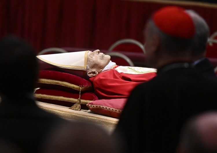 BENEDYKT XVI Setki wiernych oddają hołd zmarłemu Benedyktowi XVI w bazylice Świętego Piotra w Watykanie