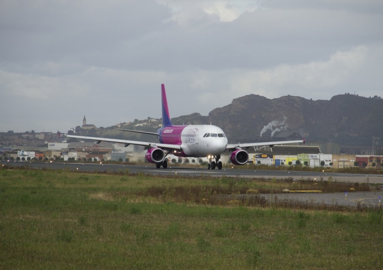Samolot linii WizzAir Pasażerowie Wizz Air zakłócali lot. Interweniowali funkcjonariusze 