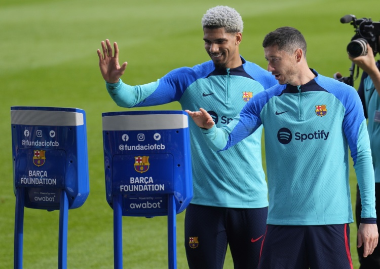 Robert Lewandowski i Ronald Araujo na treningu FC Barcelony Kłopoty Lewandowskiego. Przez Polaka FC Barcelona może zostać ukarana walkowerem?