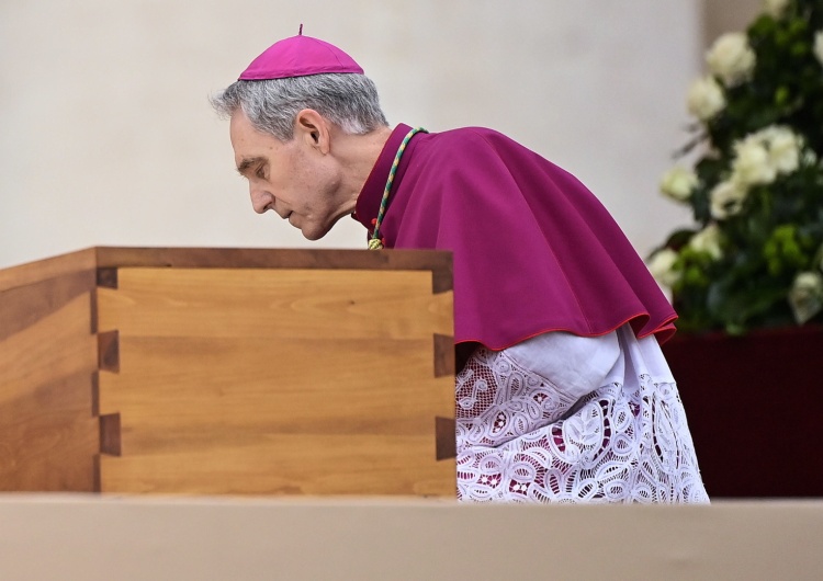 abp Georg Gänswein podczas pogrzebu papieża-seniora Benedykta XVI [wywiad] Abp Gänswein: Benedykt XVI żył, kochając Pana aż do końca 