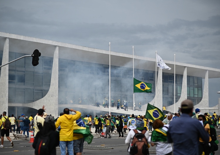 Protesty w Brazylii Brazylia. Demonstranci wdarli się do budynków rządowych. Jest reakcja prezydenta Luli