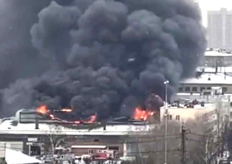 Pożar w Moskwie Moskwa: Potężny pożar w magazynie. Ewakuowano kilkaset osób [WIDEO]