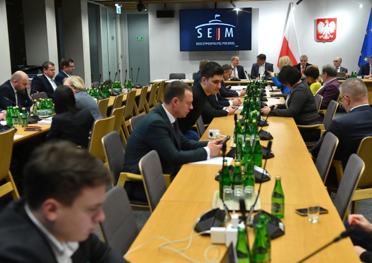Posiedzenie Komisji Administracji i Spraw Wewnętrznych Poseł Solidarnej Polski odwołana z dwóch sejmowych komisji. Parlamentarzystka zabiera głos