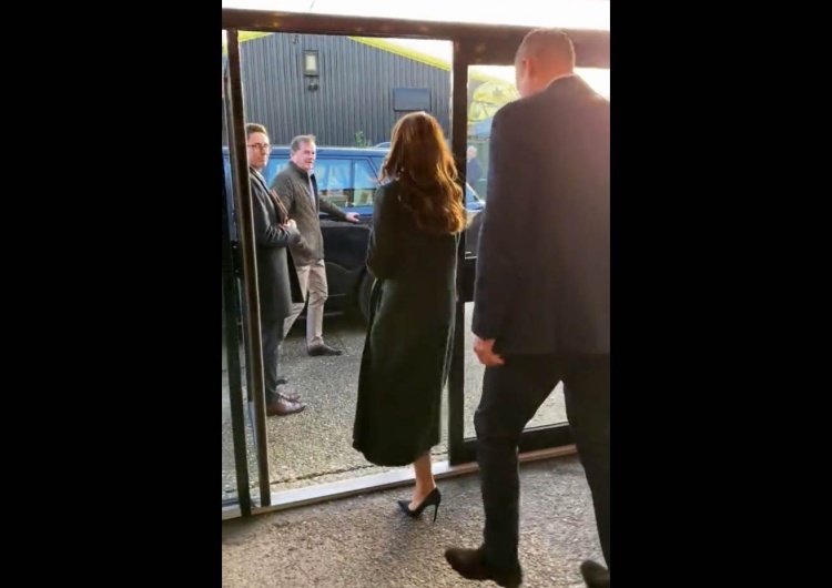 Książe William i Kate Middleton Trzęsienie ziemi w Pałacu Buckingham. Tak książę William i Kate Middleton potraktowali dziennikarzy [WIDEO]