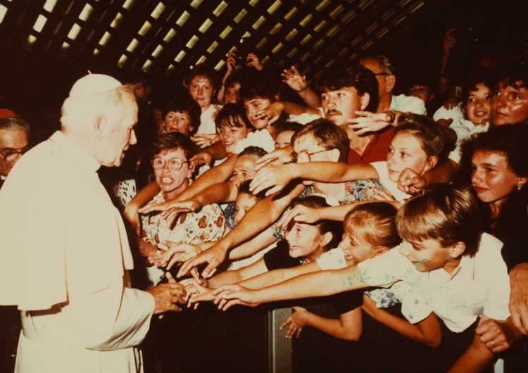Jan Paweł II z młodzieżą w Rzymie, 1990 rok [wywiad] Znana watykanistka o Janie Pawle II: Cechowała go niezwykła harmonia wiary i działania