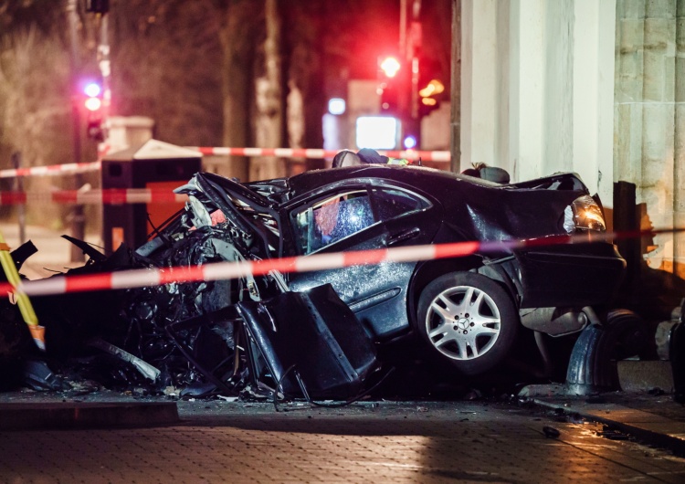 Berlin. Samochód uderzył w Bramę Brandenburską Berlin: Samochód rozbił się o Bramę Brandenburską. Miał polskie tablice rejestracyjne