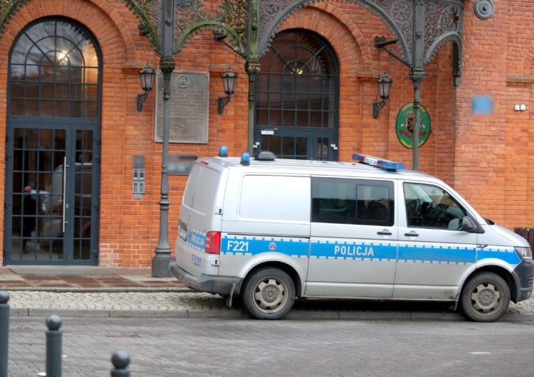 Policja przed budynkiem przy ul. Tymienieckiego w Łodzi Podwójne zabójstwo w Łodzi. Sprawca „usłyszał głosy i zobaczył demony”