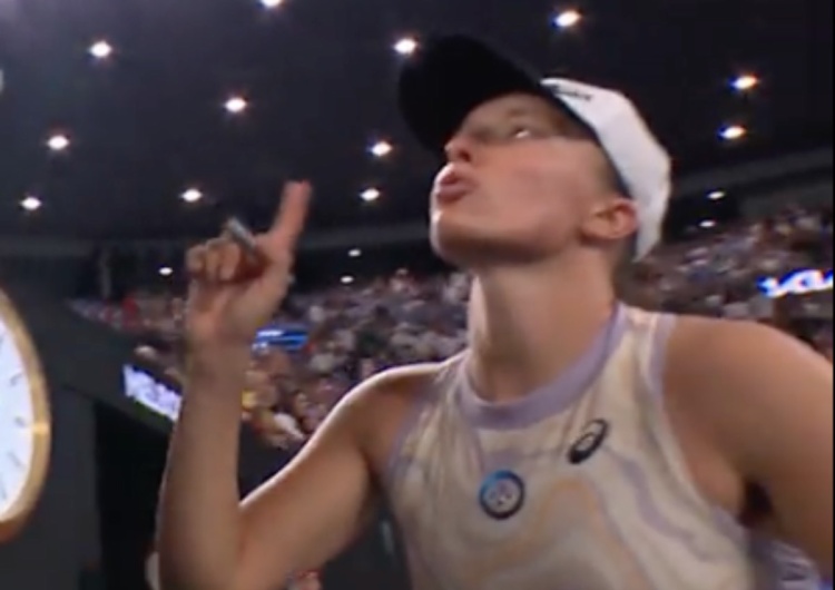 Jeden z fanów wyraźnie rozzłościł polską tenisistkę  Kibic rozzłościł Igę Świątek. Incydent po meczu Australian Open [WIDEO]