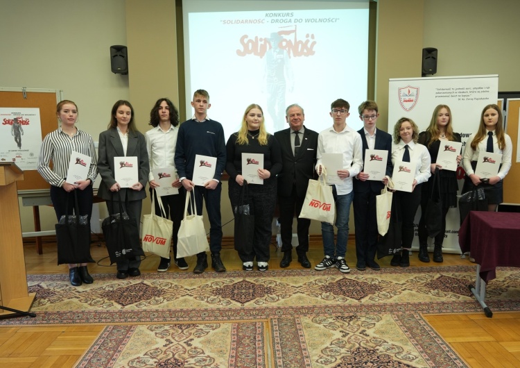 fot. facebook Solidarność Oświatowa w Łomży Wręczenie nagród za udział w konkursie „Solidarność - droga do wolności