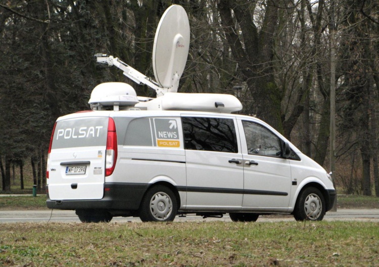 Wóz satelitarny Polsat News Polsat musi przepraszać codziennie przez 14 dni tuż przed „Wydarzeniami”. Bolesny wyrok sądu