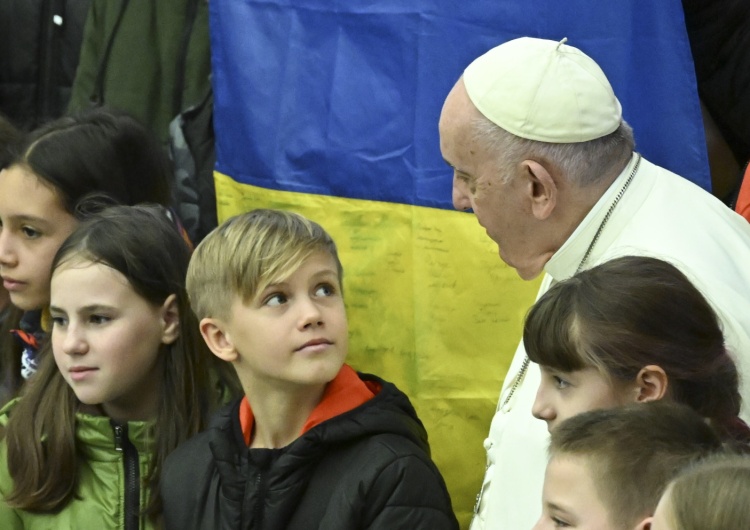 Papież Franciszek z dziećmi z Ukrainy Szef watykańskiej dyplomacji zapytany o papieską wizytę w Kijowie udziela jednoznacznej odpowiedzi