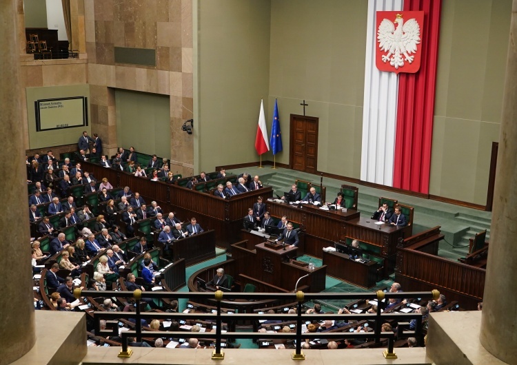 Obrady Sejmu RP  Duża przewaga PiS nad KO. Zobacz najnowszy sondaż CBOS