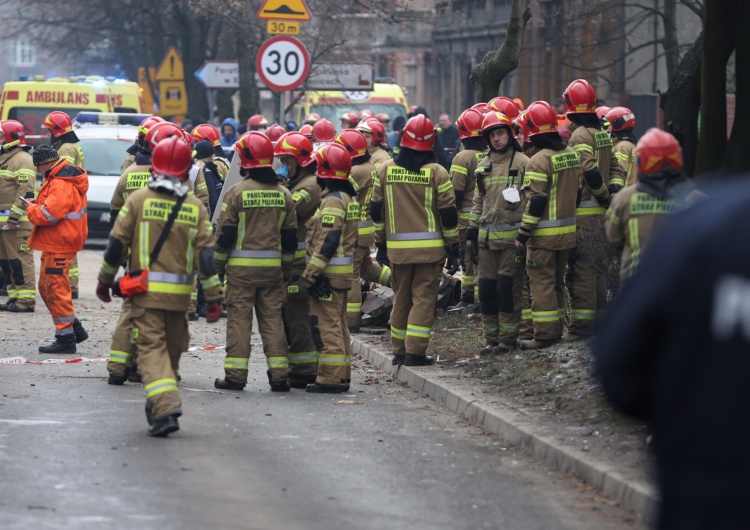 Strażacy w miejscu wybuchu gazu w kamienicy w Katowicach-Szopienicach 26 zastępów straży pożarnej, w drodze kolejni ratownicy. Wielka akcja służb po wybuchu gazu w Katowicach