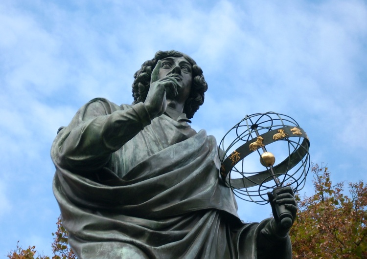 Rzeźba Mikołaja Kopernika Poczta Polska wprowadziła do obiegu znaczek z wizerunkiem Kopernika. 