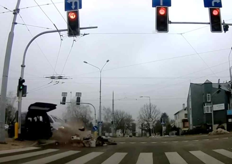 Wypadek w Lublinie  Niebezpieczny wypadek w Lublinie. Kierowca zignorował czerwone światło [WIDEO]
