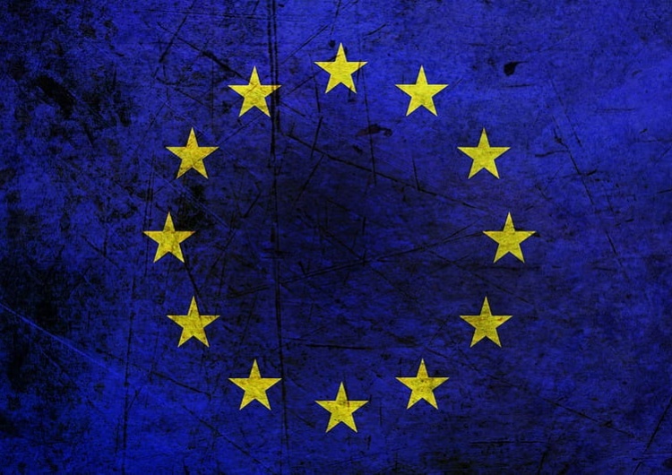 Flaga Unii Europejskiej Co Komisja Europejska zrobi ws. polskiego KPO? Polacy nie mają złudzeń