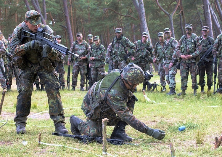 Żołnierze niemieckiej Bundeswehry Niemiecka armia wchłonie holenderską