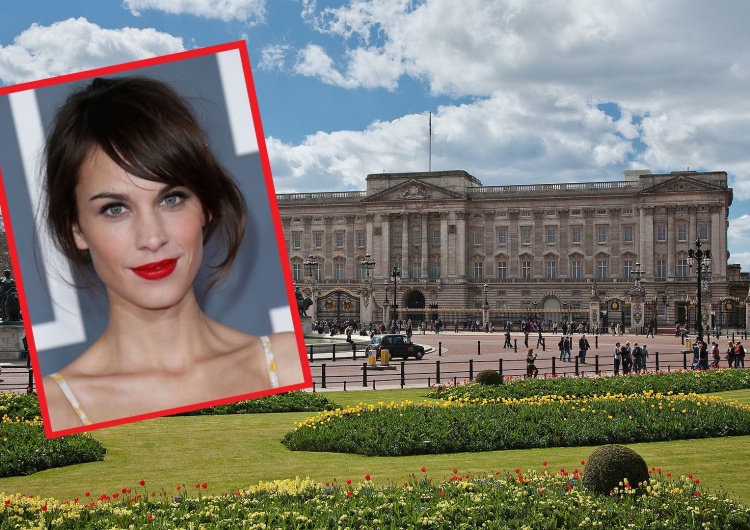 Alexa Chung / Pałac Buckingham  Półnaga modelka na przyjęciu. Skandal w Pałacu Buckingham [FOTO]