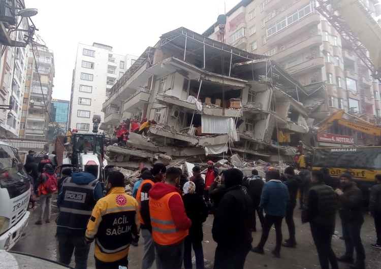  668 ofiar śmiertelnych, 1700 zawalonych budynków. Nowe informacje po kataklizmie w Turcji i Syrii