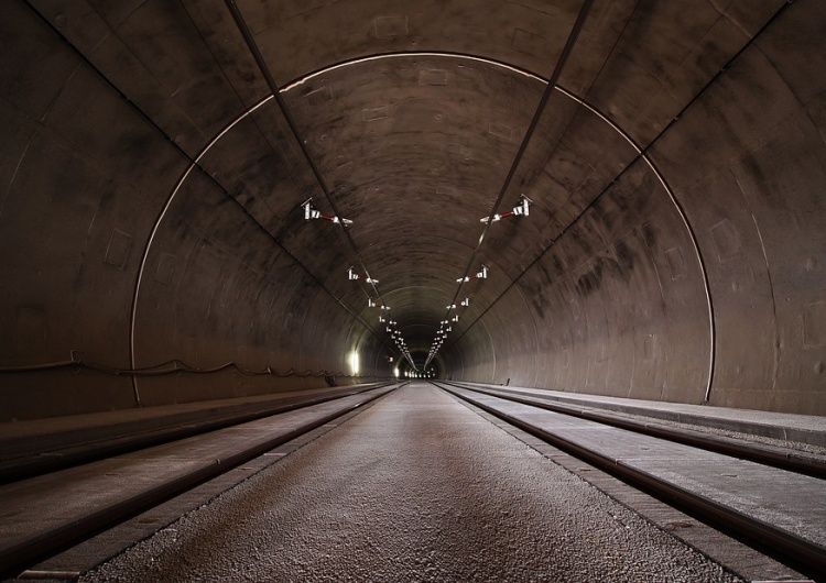 Tunel. Ilustracja poglądowa  „Pod Moskwą znajduje się tajne Metro-2. Tą drogą Putin może uciec”