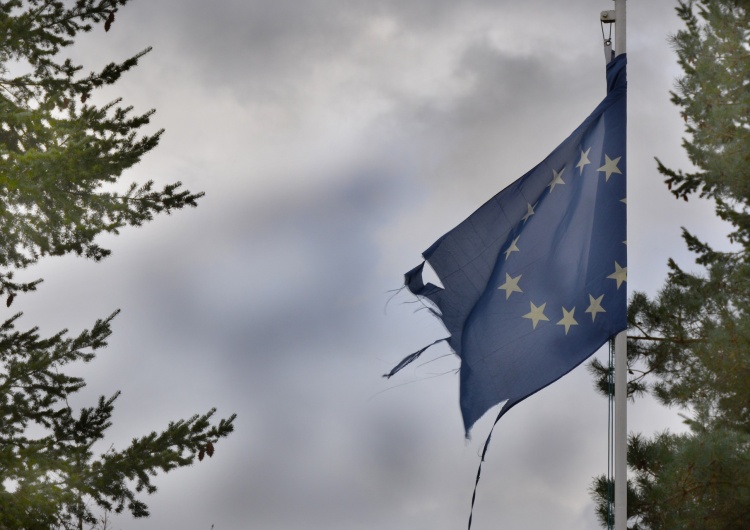 Flaga Unii Europejskiej OKO.press: „UE wstrzymuje Polsce wypłatę wszystkich funduszy, nie tylko KPO”