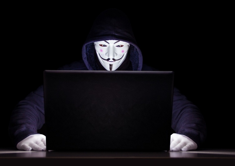 Haker grupy Anonymous / zdjęcie poglądowe Hakerzy z grupy Anonymous wykiwali Putina. Wykradli kluczowe dane 