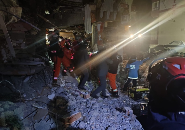Turcja: Polscy strażacy wydobyli już spod gruzów trzy osoby Tak polscy strażacy ratują ludzi po trzęsieniu ziemi w Turcji! Uwolnili już spod gruzów trzy osoby [FOTO, WIDEO]