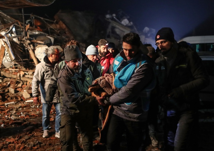 Akcja ratunkowa w Turcji po trzęsieniu ziemi Nowy, dramatyczny bilans trzęsienia ziemi w Turcji i Syrii. Tysiące ofiar