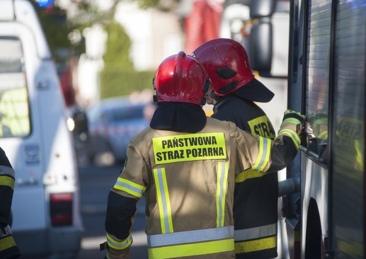 Straż pożarna Kraków: Kierowca uderzył w zbiornik z gazem. Służby zdecydowały o ewakuacji 