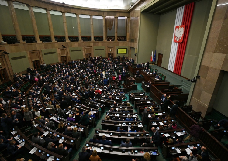 Obrady Sejmu RP [najnowszy sondaż] Duży wzrost PiS, kłopoty opozycji. Tak chcą głosować Polacy