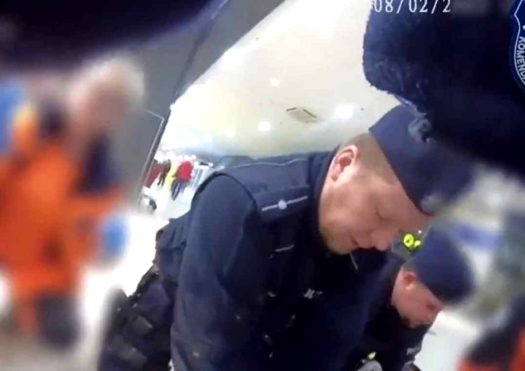 Akcja ratunkowa opolskich policjantów Trzech opolskich policjantów uratowało życie mężczyźnie. Jest nagranie