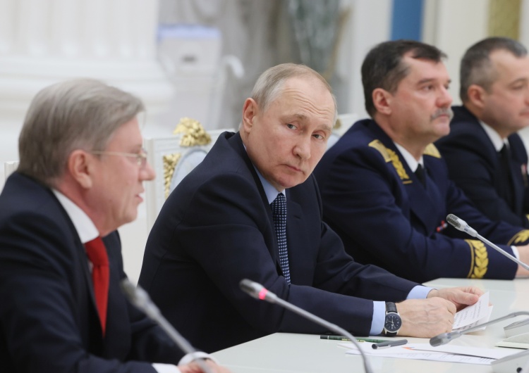 Władimir Putin w otoczeniu wojskowych W Rosji działa już 27 