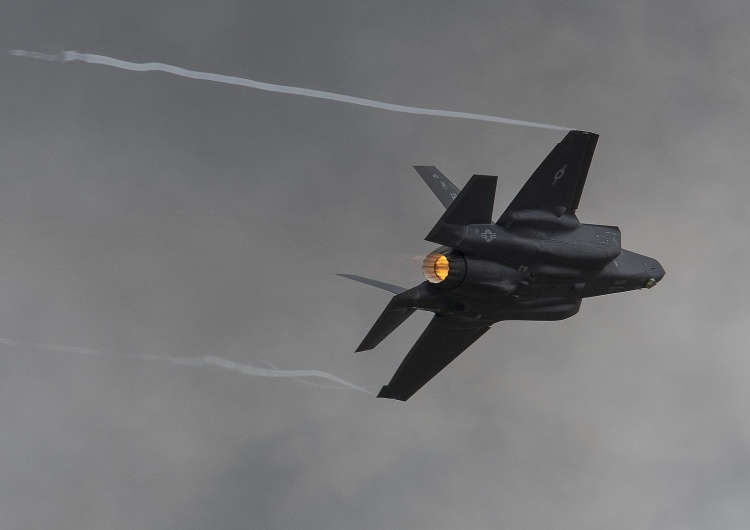 Amerykański myśliwiec F-35 Amerykanie właśnie zestrzelili w pobliżu granicy z Kanadą tajemniczy „latający oktagon”