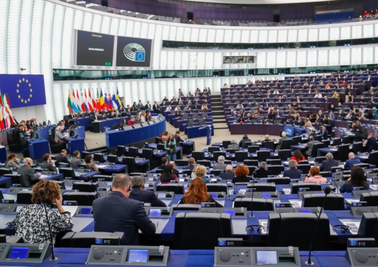  Parlament Europejski chce zakazu aut spalinowych. Sześciu europosłów z Polski „za”