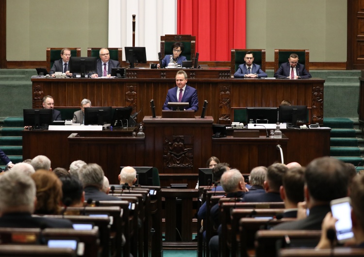 Obrady Sejmu RP [najnowszy sondaż] PiS na czele, spadki największych. Tak chcą głosować Polacy