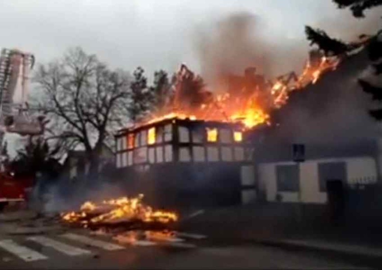 Pożar w Krzywym Kole  Spłonął XIX-wieczny budynek Caritasu w Krzywym Kole. Wielka akcja służb 