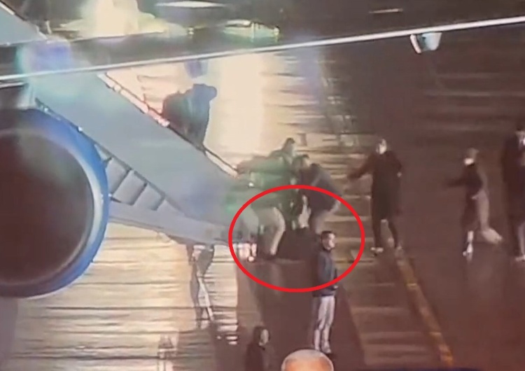 [WIDEO] Haos după ce Biden aterizează în OKC.  Un membru al delegației a căzut la câțiva metri pe scări