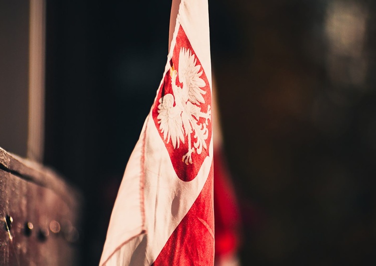 Flaga Polski Politico: Polityczne zwycięstwo Polski