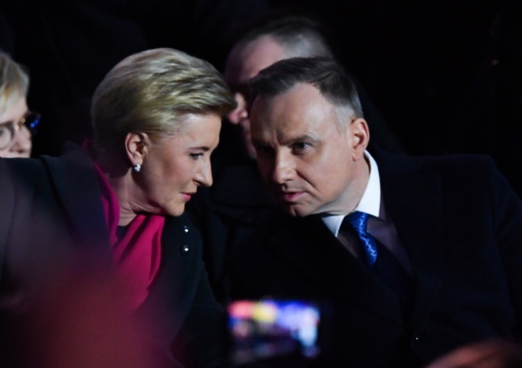 Pierwsza dama Agata Kornhauser-Duda i prezydent RP Andrzej Duda Prezydent nagle podszedł do Tuska. To zdjęcie obiegło sieć