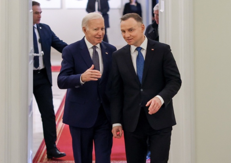 Joe Biden i Andrzej Duda w Pałacu Prezydenckim Niemieckie media: Nowa równowaga. Polska ważniejsza od Niemiec i Francji