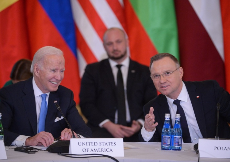 Joe Biden i Andrzej Duda „Washington Post”: Polska jest na drodze do stworzenia armii, której Moskwa nie odważyłaby się zaatakować