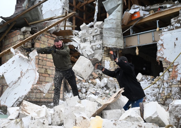 Zniszczenia po rosyjskim ataku rakietowym w miejscowości Glewacha niedaleko Kijowa Zmasowany atak Rosji na Ukrainę. Podano liczbę zabitych